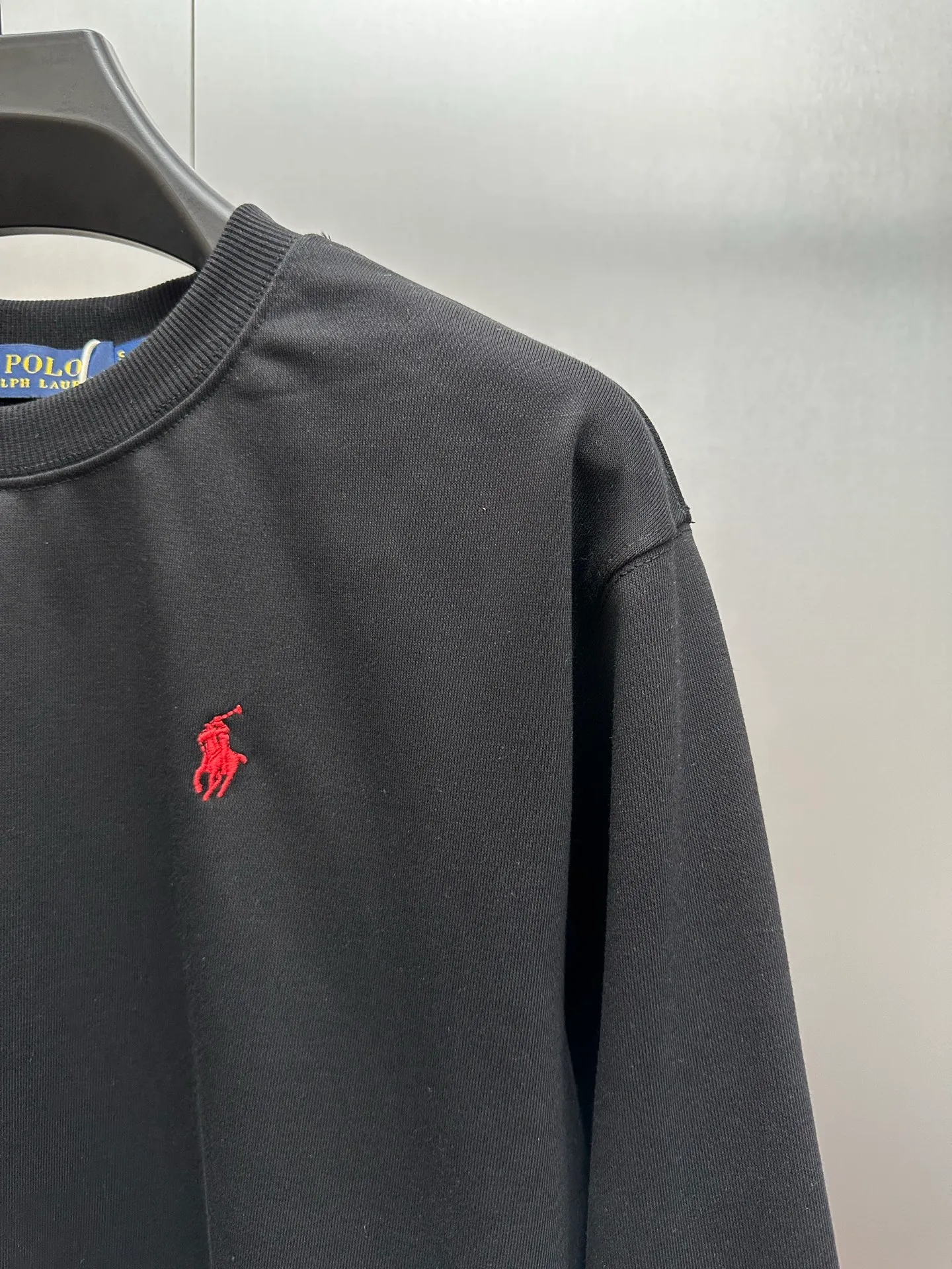 P240 Ralph Lauren/Ralph Lauren classic pony logo jersey long-sleeved sweatshirt. Loose and lazy casual style design. The solid color base is simple and versatile, making it easy to control various styles. ‌The coat fabric is made of 60% cotton➕40% polyester, which not only retains the softness, comfort and breathability of cotton, but also adds the wear resistance and wrinkle resistance of polyester fiber, making the clothes more durable and easy to care for. Even in slightly cooler weather, you won't feel stuffy when wearing it. This kind of fabric has a natural crisp feel and is not easy to pill or deform. The large logo embroidery on the chest is full of color, full of three-dimensionality and lifelike. Designed in the same style for men and women, it is suitable for couples or family wear. It is both practical and beautiful. It is an indispensable and practical item in the wardrobe! Ralph Lauren's age-reducing items add a bit of liveliness and interest to the entire sweatshirt. There is no pressure to dress, regardless of age or gender. Complete accessories!  Color: Black Size: S-xL